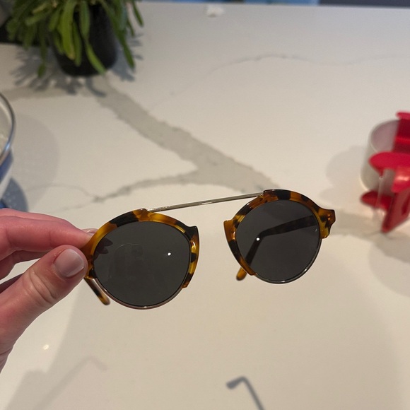 Illesteva Accessories - Illesteva Tortoise Shell Round Sunglasses
